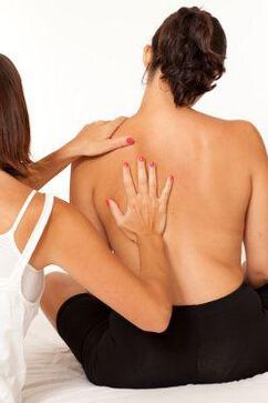 Massage pour la douleur sous l'omoplate gauche