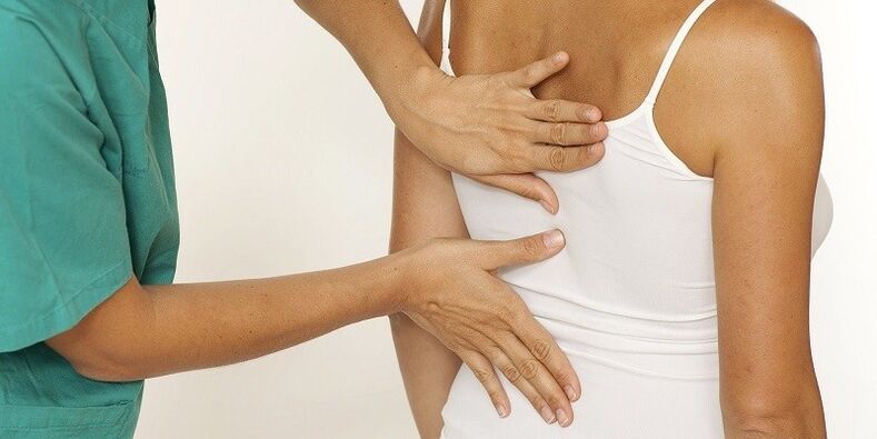 Examen du dos pour des douleurs dans les omoplates