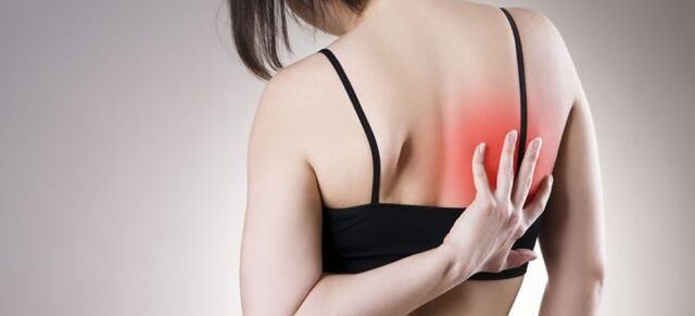 L'augmentation des maux de dos lors du mouvement est un signe d'ostéochondrose thoracique