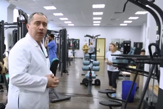 Cours au gymnase avec ostéochondose cervicale