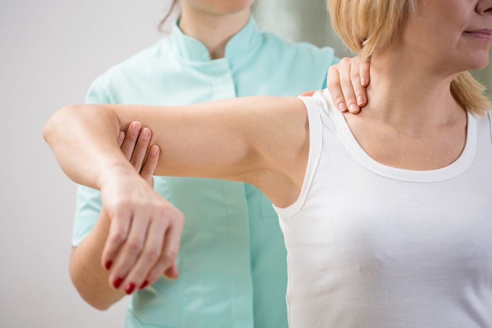 Examen d'un médecin atteint d'ostéochondose cervicale