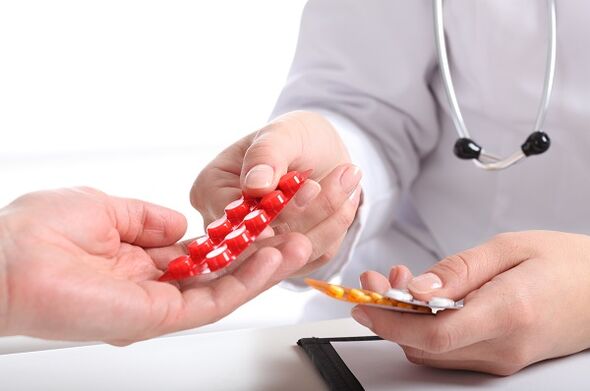 Le médecin prescrit des médicaments pour traiter l'ostéochondrose cervicale